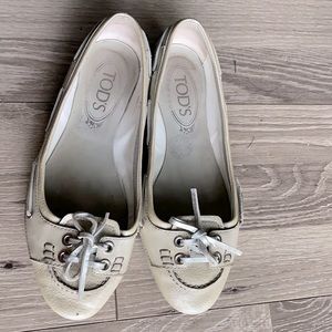 Tod’s beige leather flats with tie